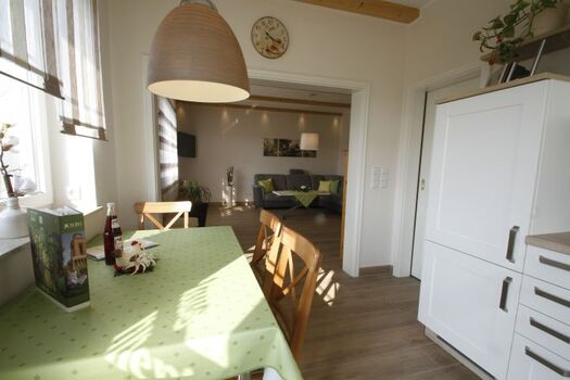 Blick aus der Küche in das angrenzende Wohnzimmer