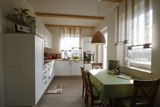 Küche mit hellem  Sitzplattz