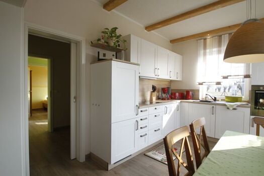 gemütlich Landhausküche mit Blick in denAbstellraum