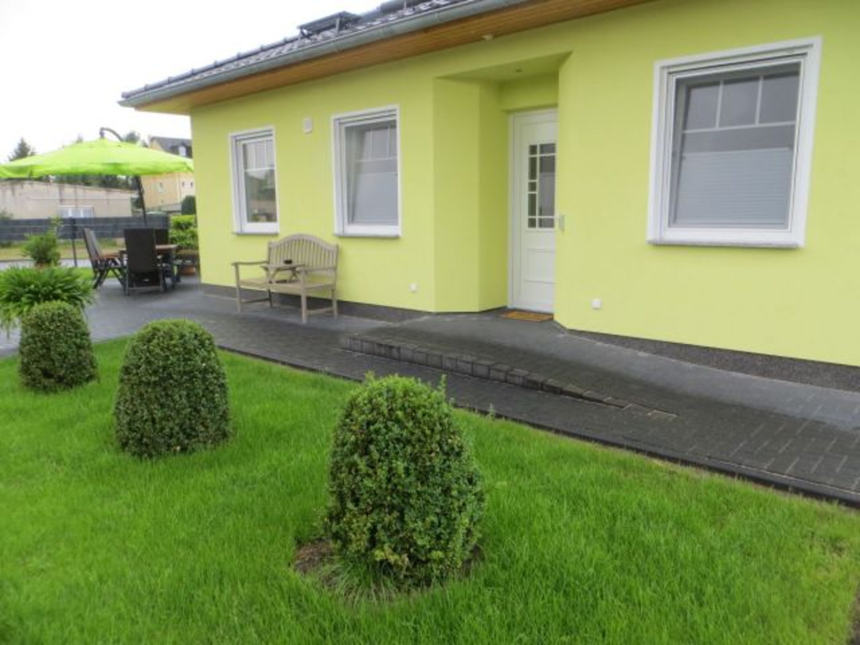 Eingangsbereich mit Blick auf die Terrasse