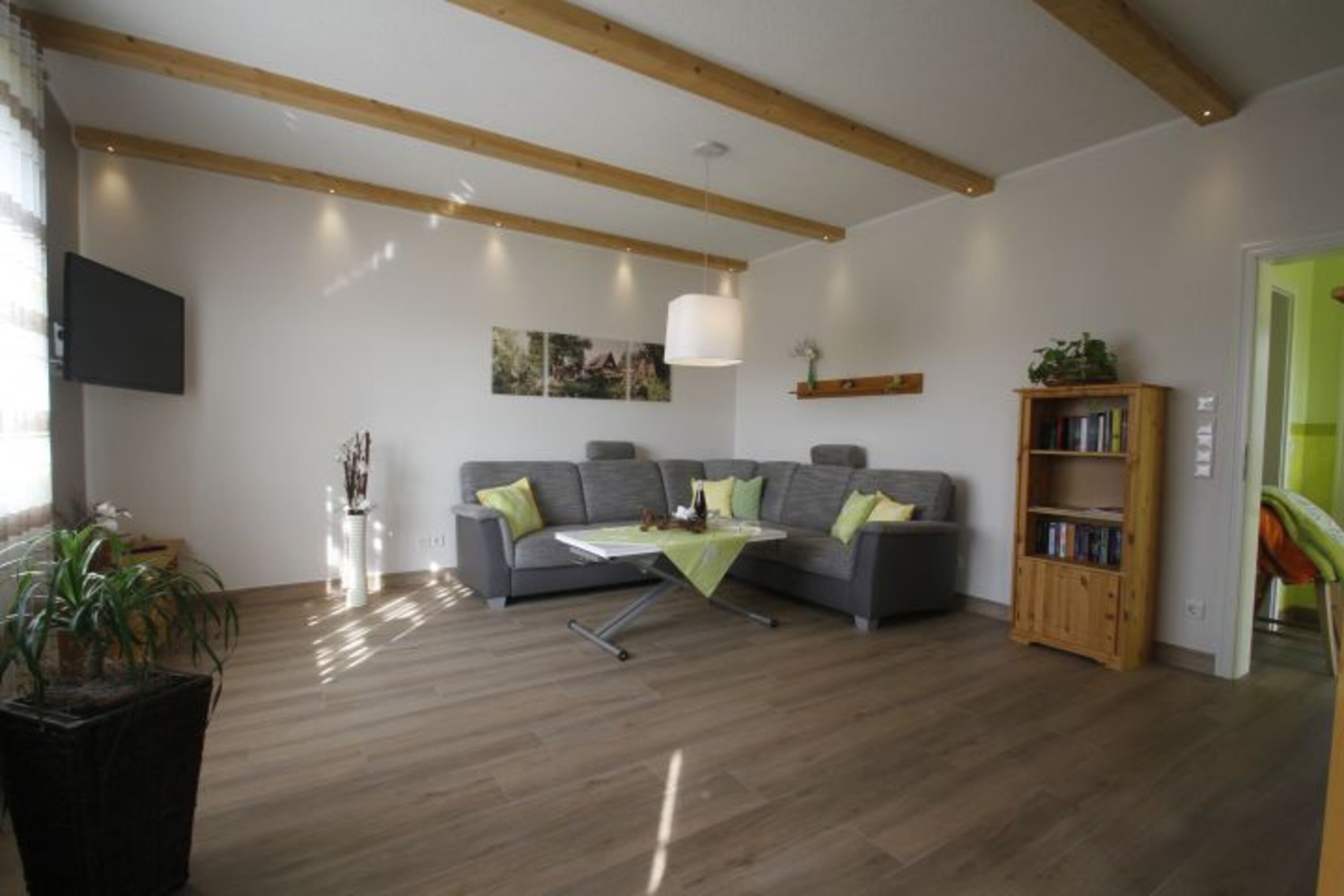 geräumiges Wohnzimmer