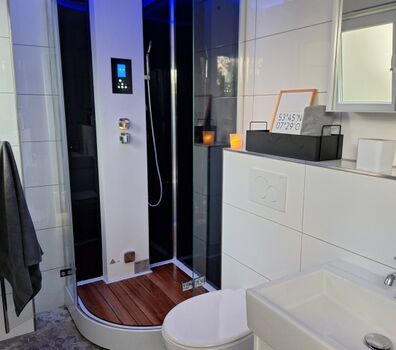 Dampfdusche mit Farbwechsel und Bluetooth 