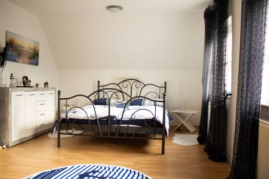 Schlafzimmer im OG (Blick in den Gatren)