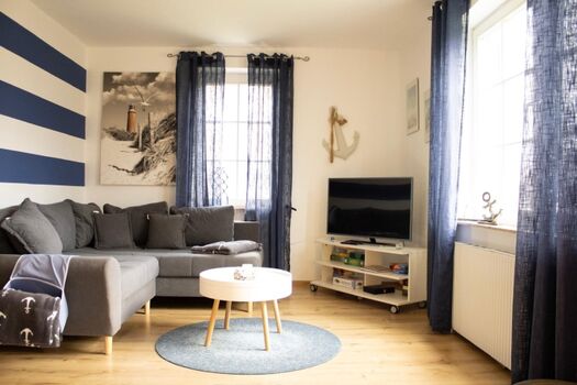 Wohnzimmer, mit Blick in den Garten (Südlage)