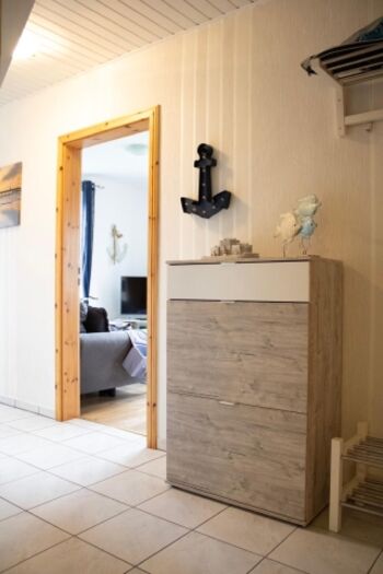 Flur,  Zugang zum Wohnzimmer und Küche