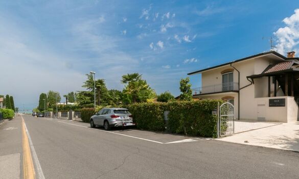 Zufahrt mit Seeblick