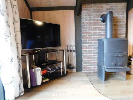 Kaminofen und großer Fernseher