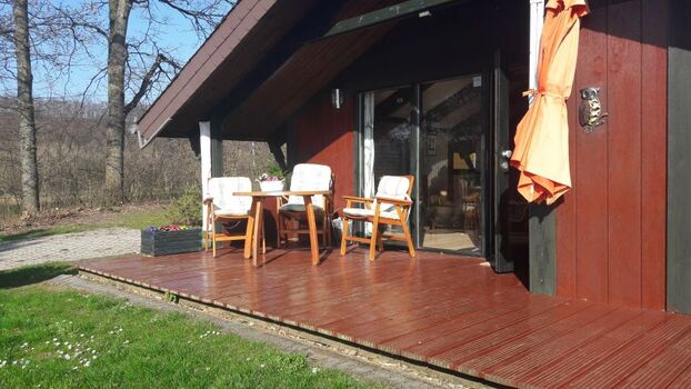 Blick auf die Terrasse und den Parkplatz