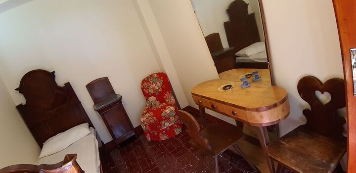 Schlafzimmer mit Einzelbett und Kinderbett