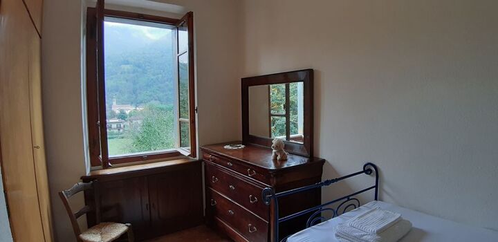 Schlafzimmer mit Einzelbett im 1. OG