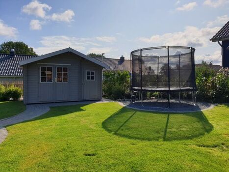 Trampolin und Gartenhaus