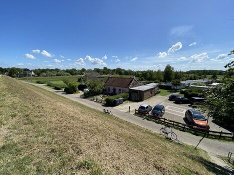 Lage hinter dem Deich 