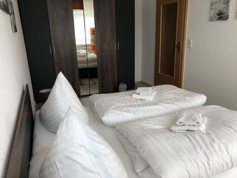 Schlafzimmer mit grossem Kleiderschrank