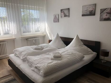 Schlafzimmer mit Doppelbett 180x200