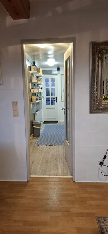 Haustür mit Küche auf dem Flur