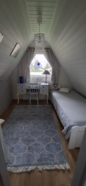 Kleines Schlafzimmer unter dem Dach