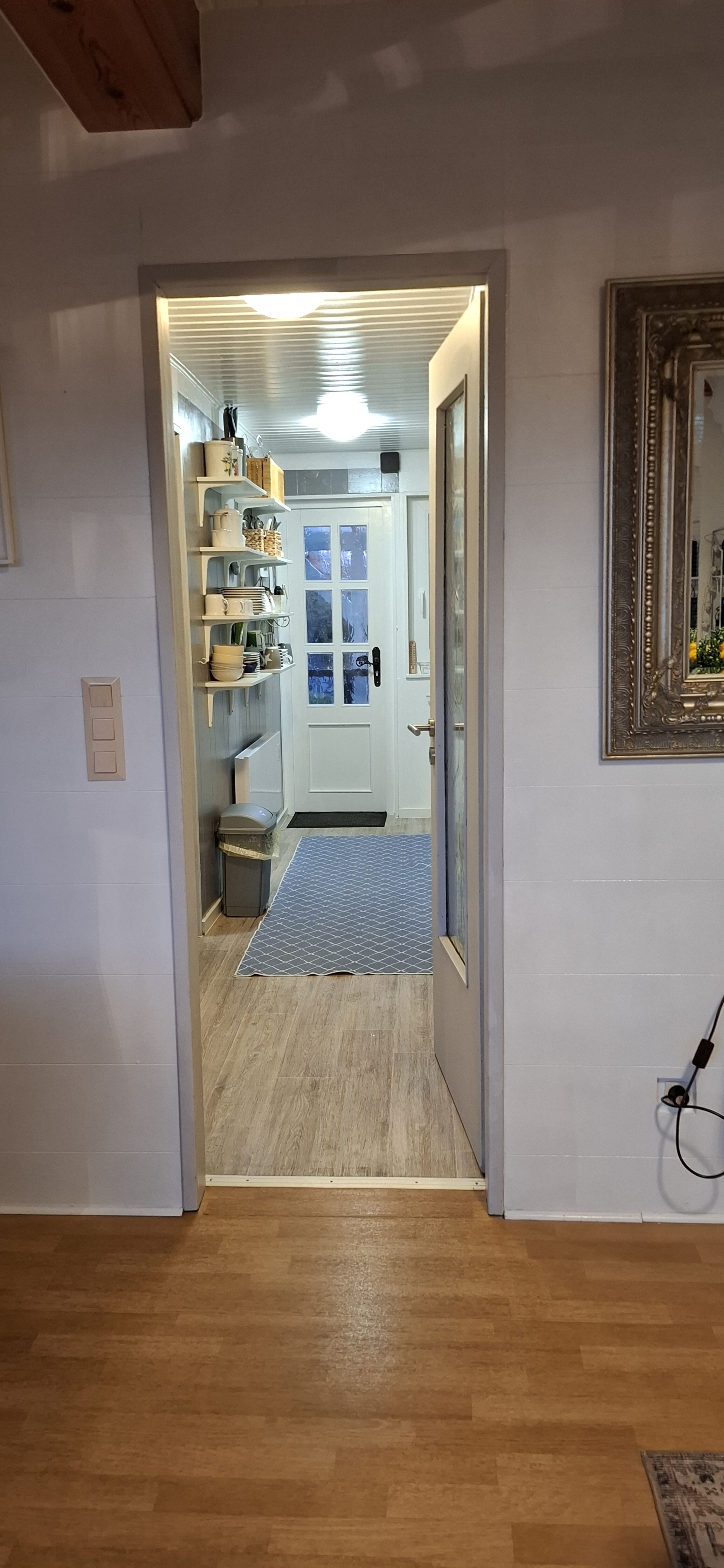 Haustür mit Küche auf dem Flur