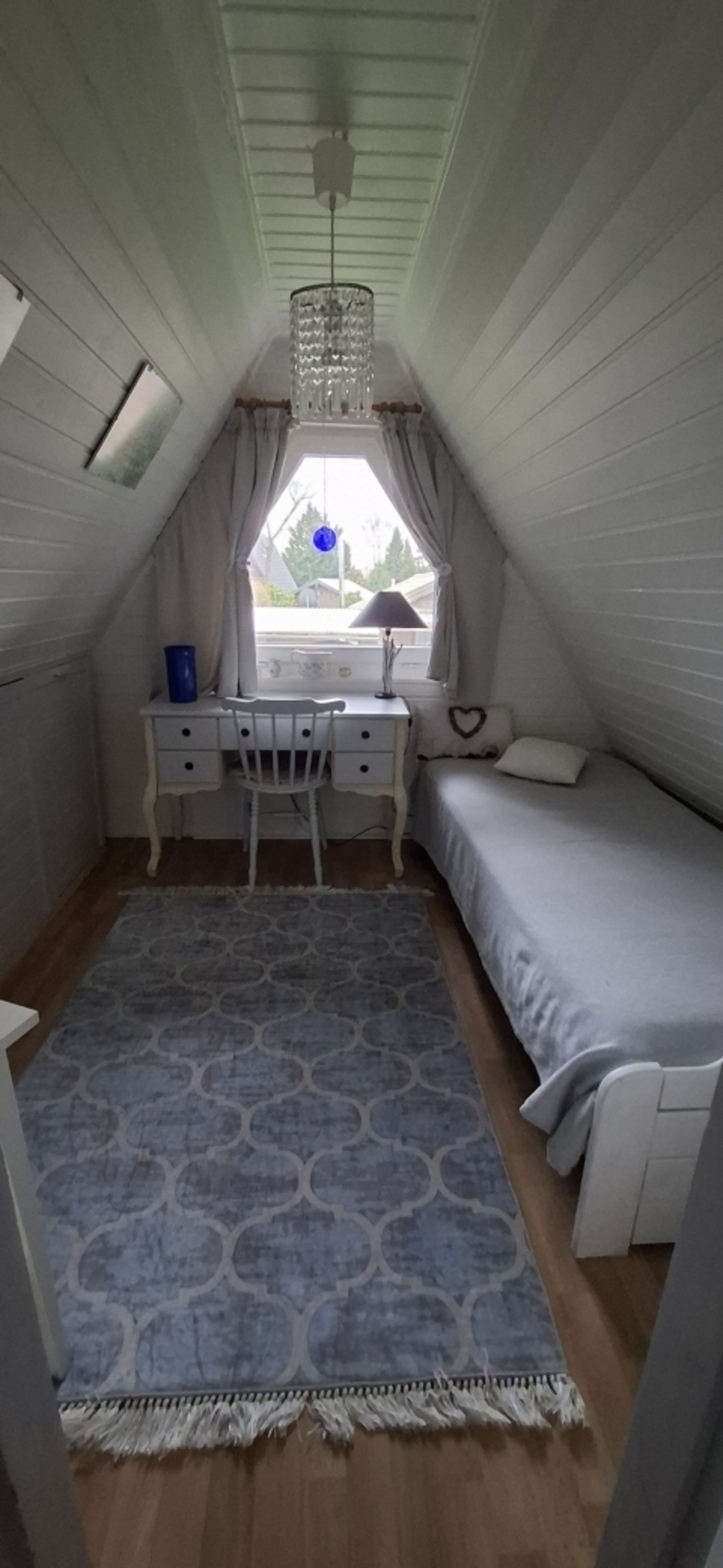 Kleines Schlafzimmer unter dem Dach