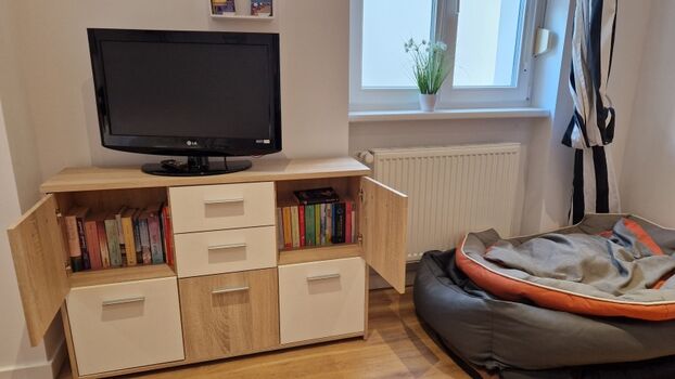 Fernseher, DVD-Spieler und Urlaubslektüre