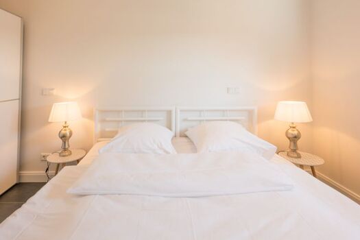 Hannes Huis - Schlafzimmer mit großem Doppelbett