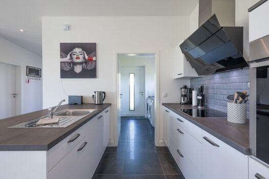 Hannes Huis - Moderne Küche mit Kücheninsel 