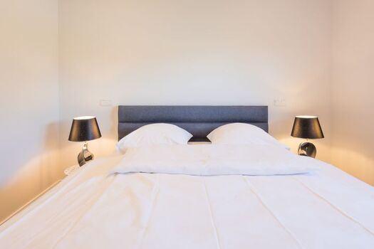 Georgs Huis - Schlafzimmer mit großem Boxspringbett