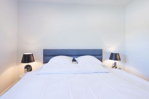 Georgs Huis - Schlafzimmer mit großem Boxspringbett