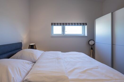 Georgs Huis - Schlafzimmer mit großem Boxspringbett