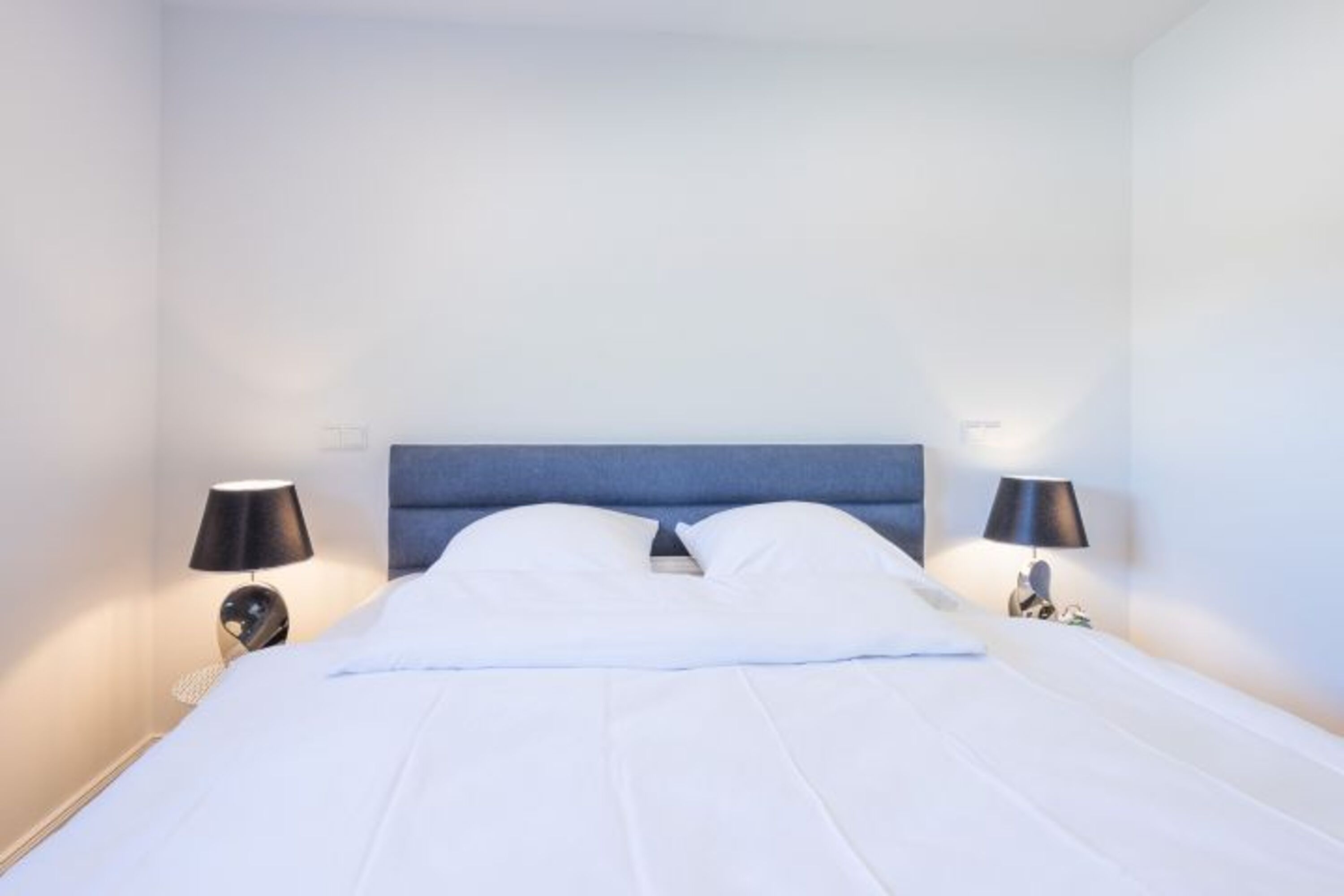 Georgs Huis - Schlafzimmer mit großem Boxspringbett