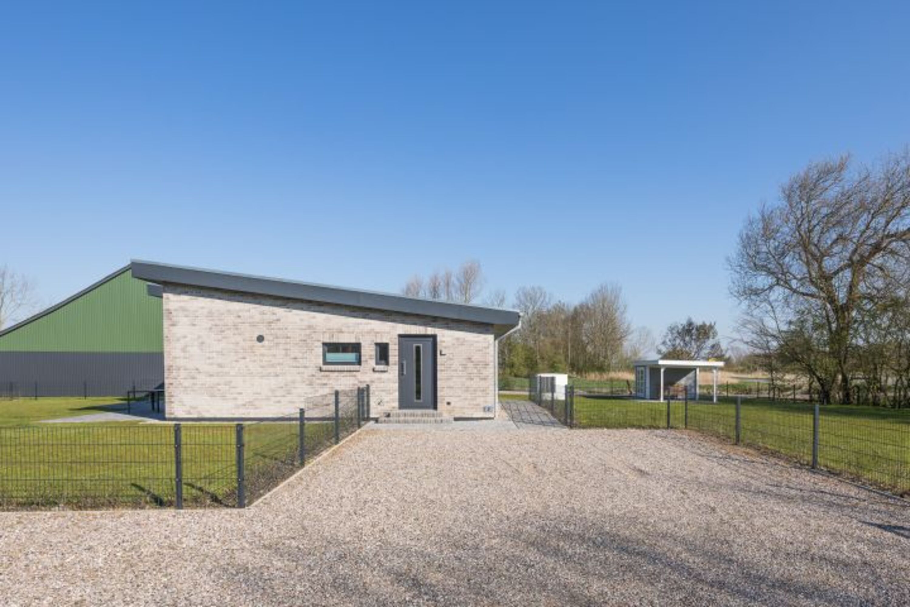 Georgs Huis - Großer PKW Stellplatz und eingezäuntes Grundstück 