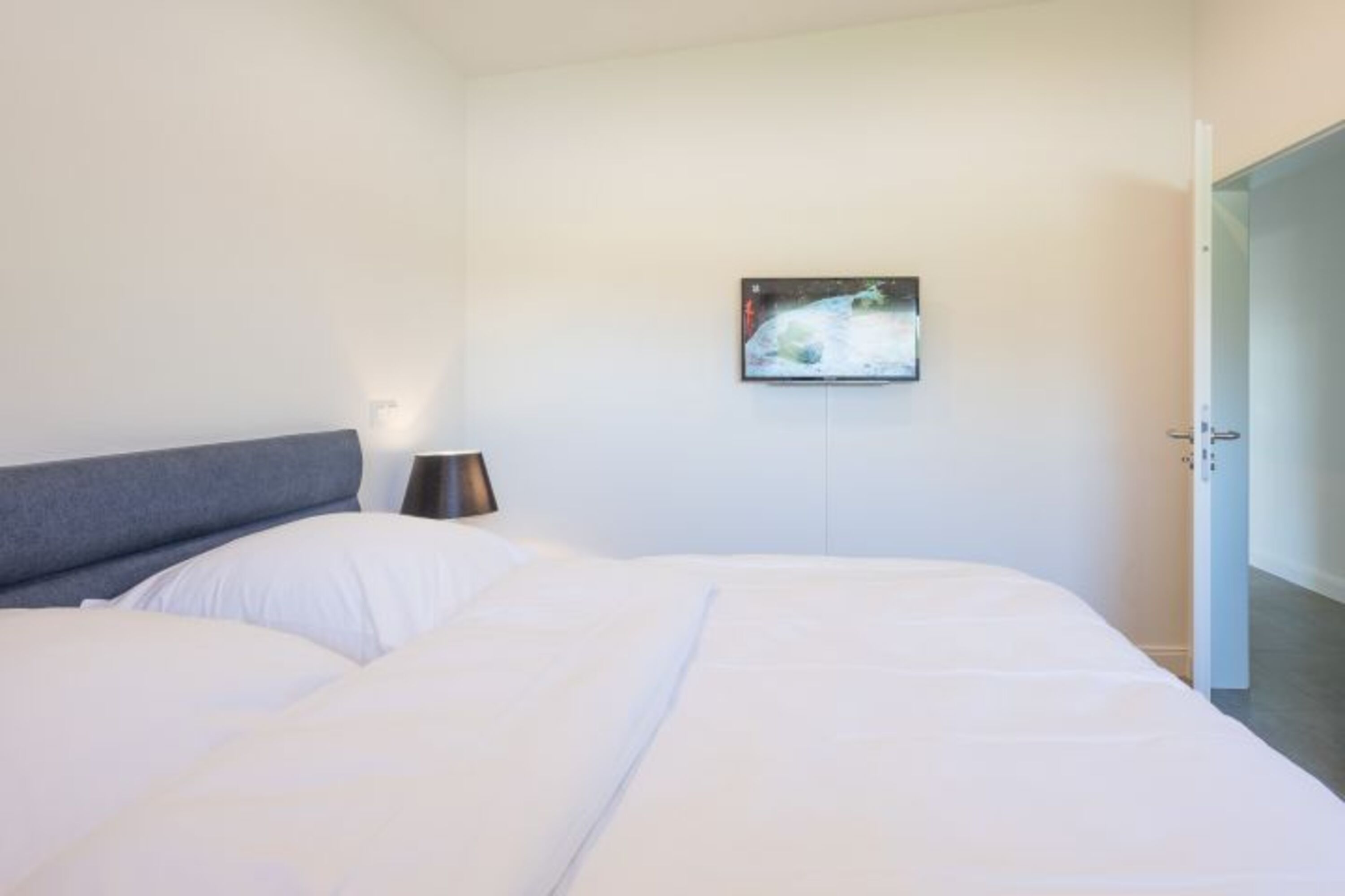 Georgs Huis - Schlafzimmer mit großem Boxspringbett