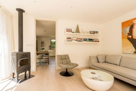 Das helle Wohnzimmer mit Kaminofen