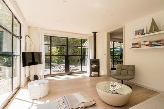 Sitzecke mit Kaminofen und SMART TV