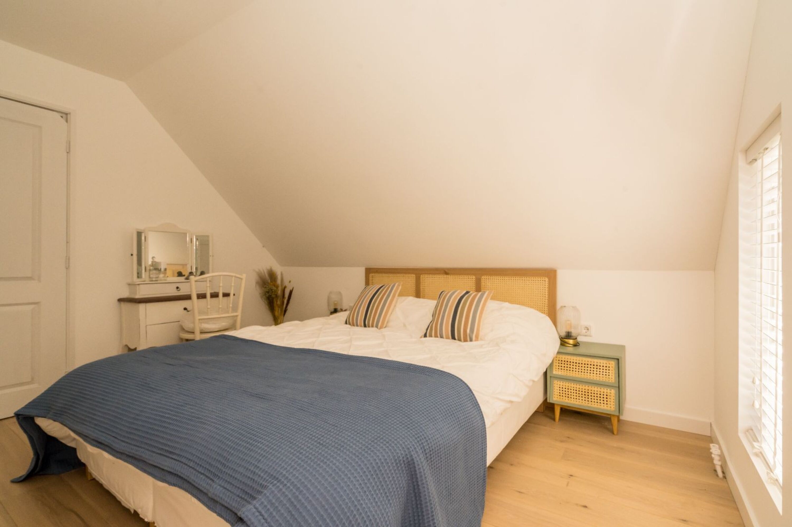 Schlafzimmer 1 mit Doppelbett und Schrank
