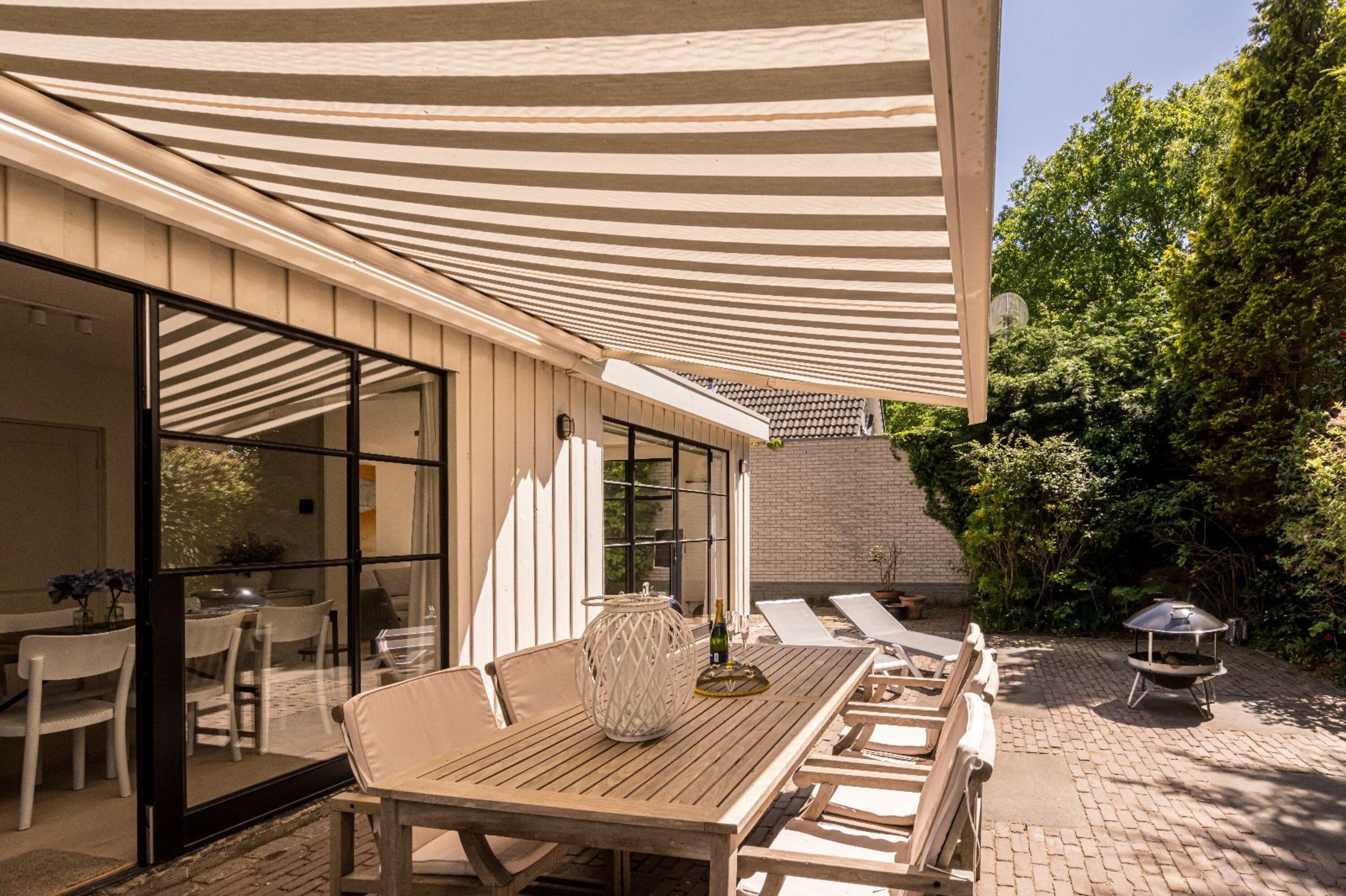 Die Terrasse mit Gartengruppe und Feuerschale