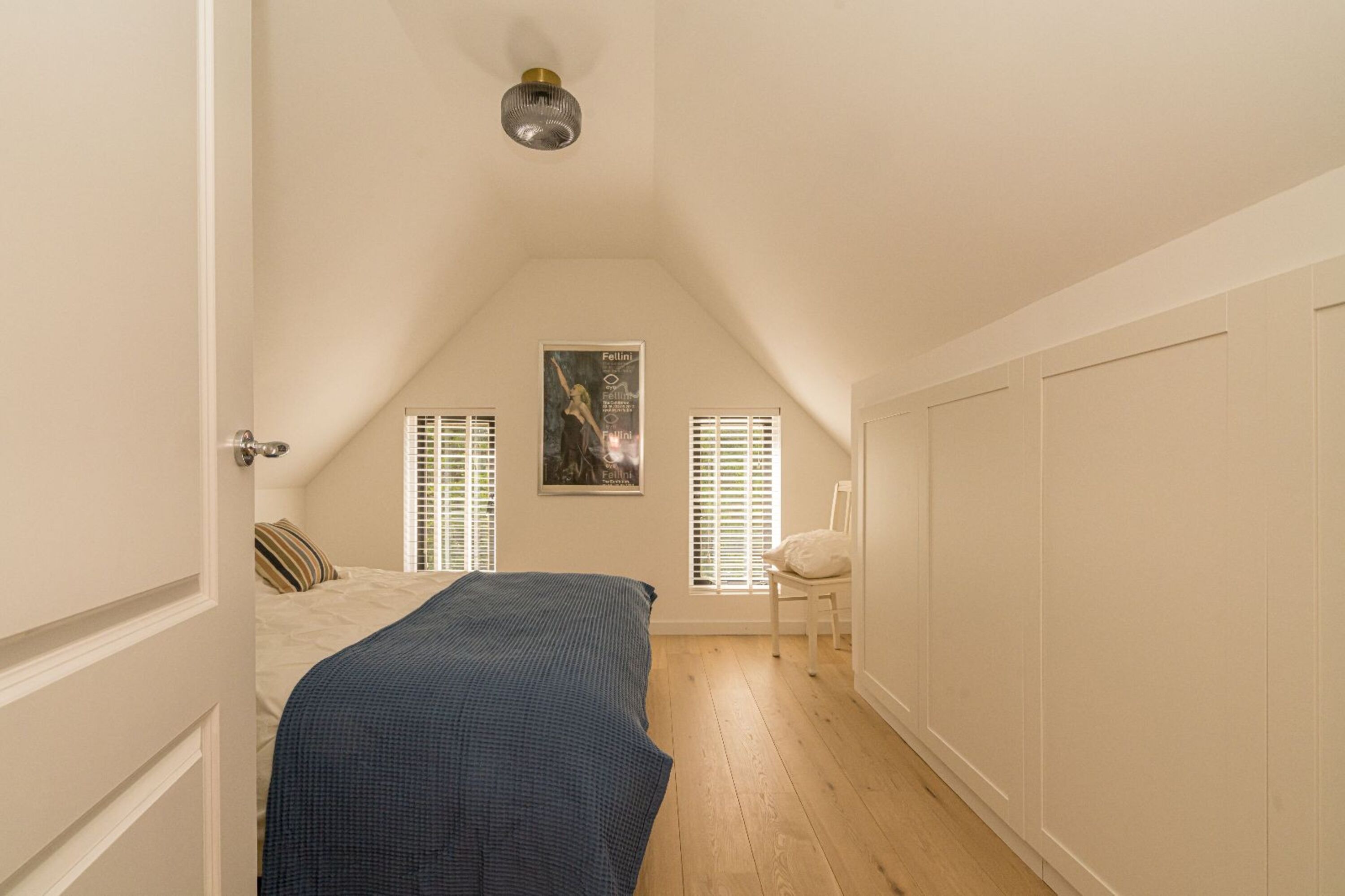 Schlafzimmer 1 mit Doppelbett und Schrank
