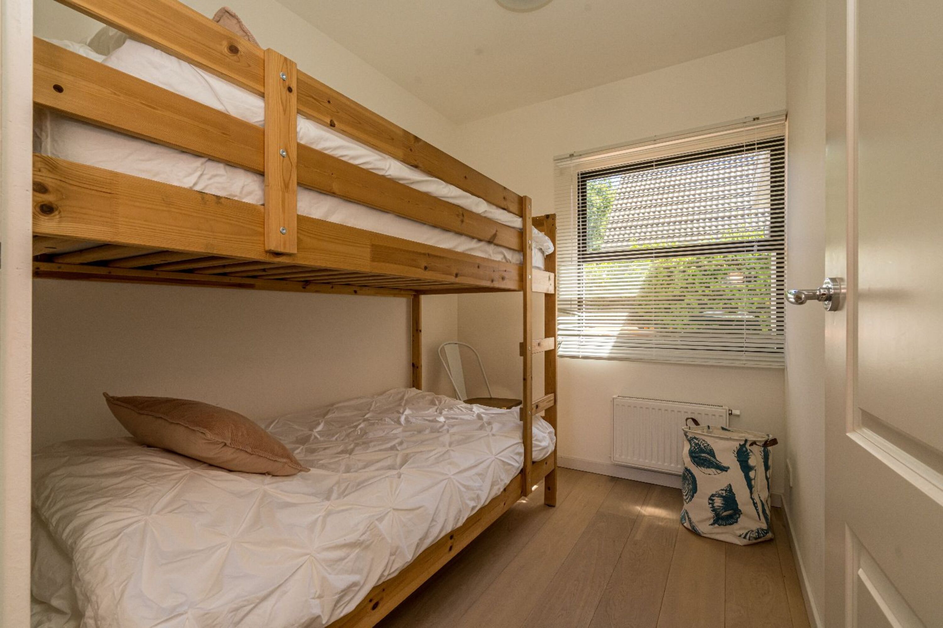 Schlafzimmer 3 mit Etagenbett und Kleiderschrank
