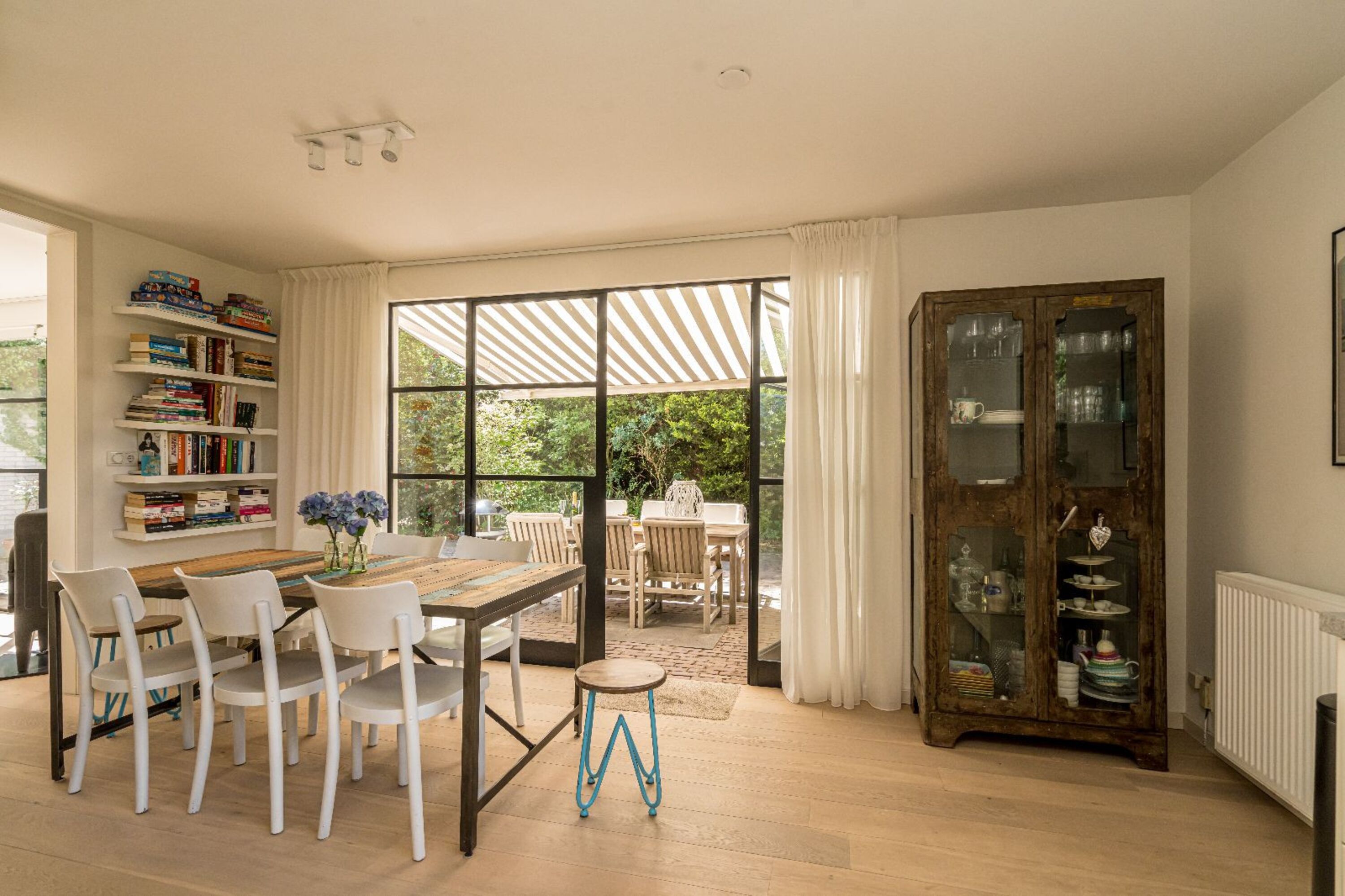Die schöne Stahlfenster zum Garten