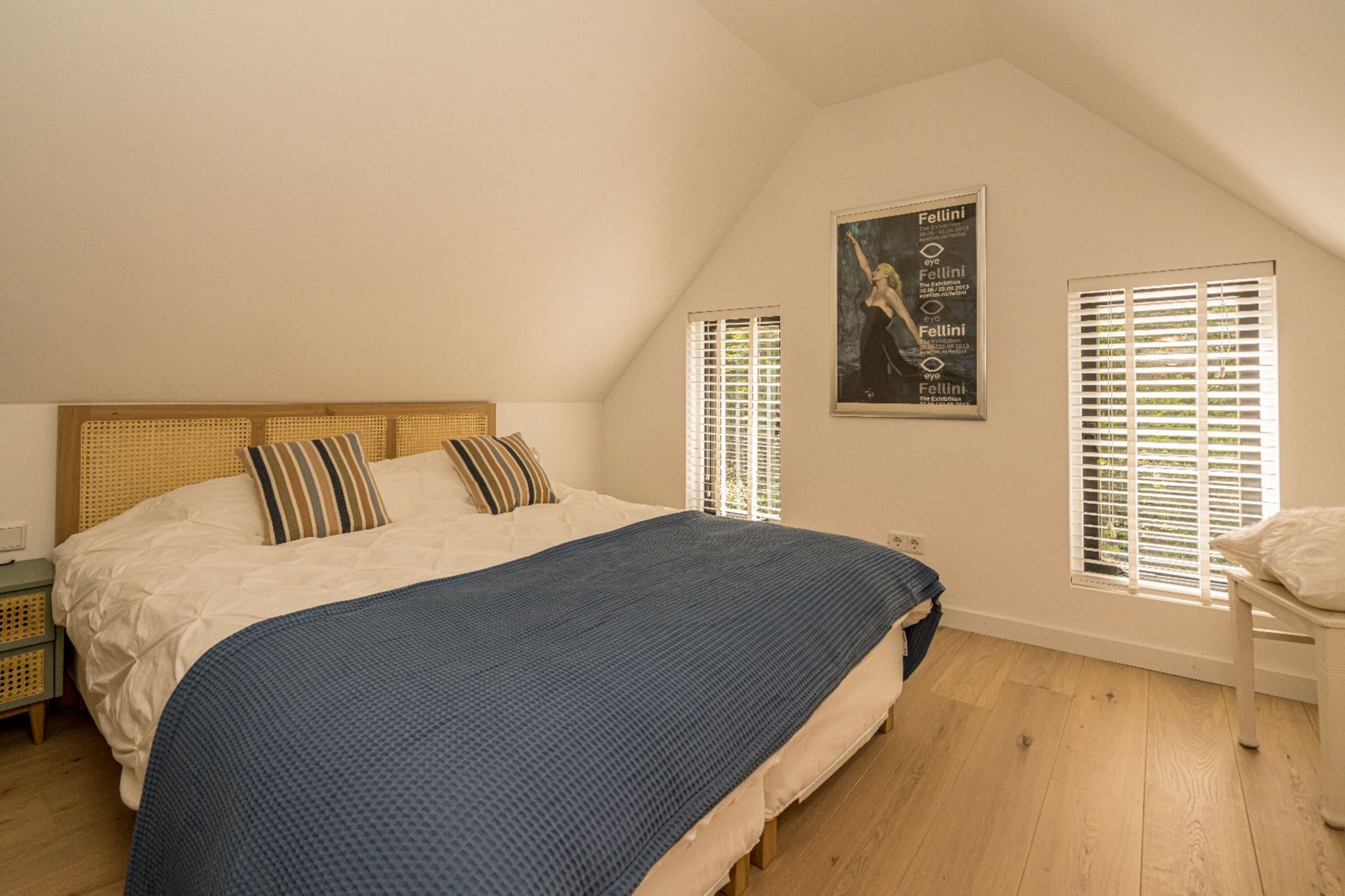 Schlafzimmer 1 mit Doppelbett und Schrank