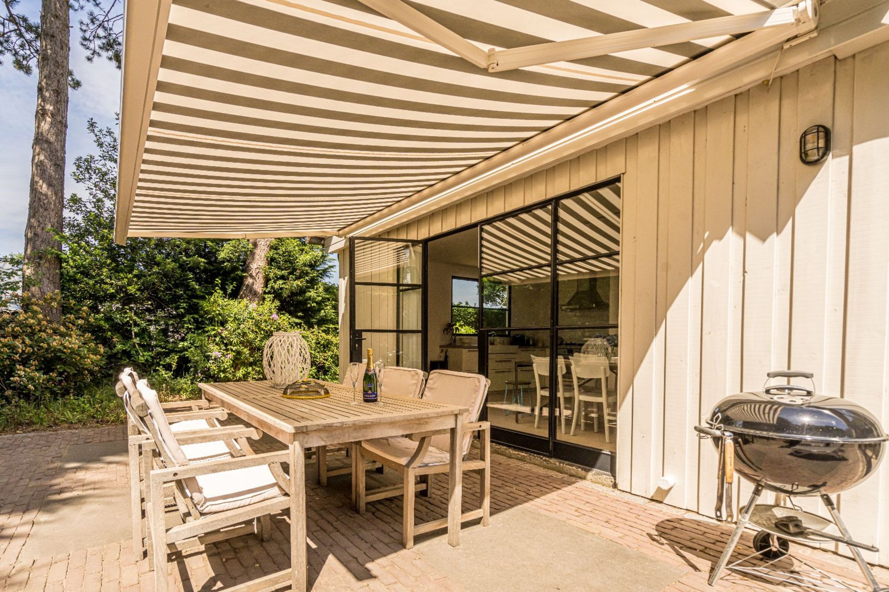Die sonnige Terrasse mit Markise