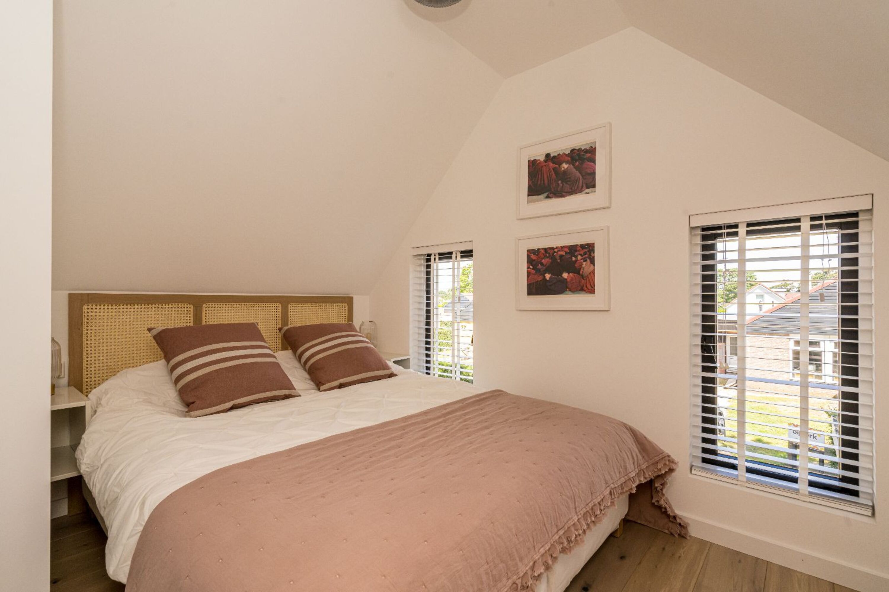 Schlafzimmer 2 mit Doppelbett und Kleiderschrank