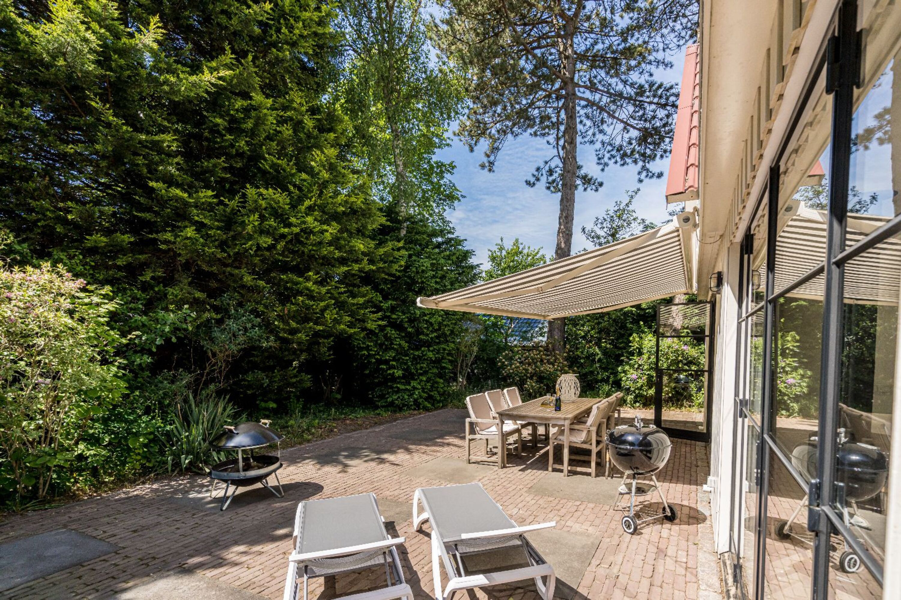 Der schöne Garten mit Terrasse