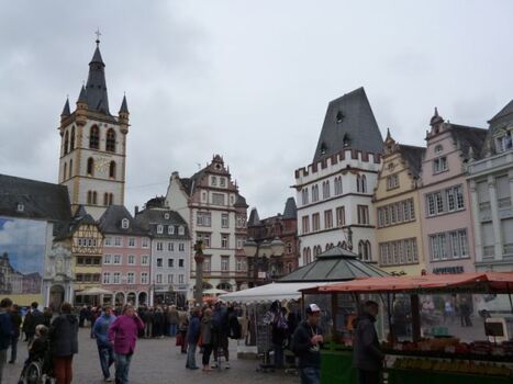 Der älteste Marktplatz  von 958 in Trier mit St. Gangolf und 
