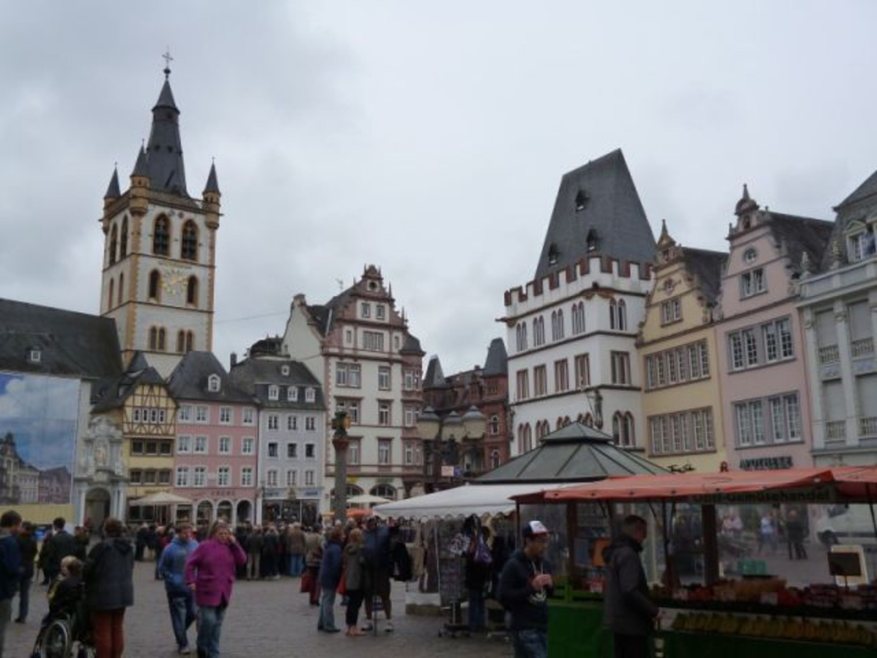 Der älteste Marktplatz von 958 in Trier mit St. Gangolf und 