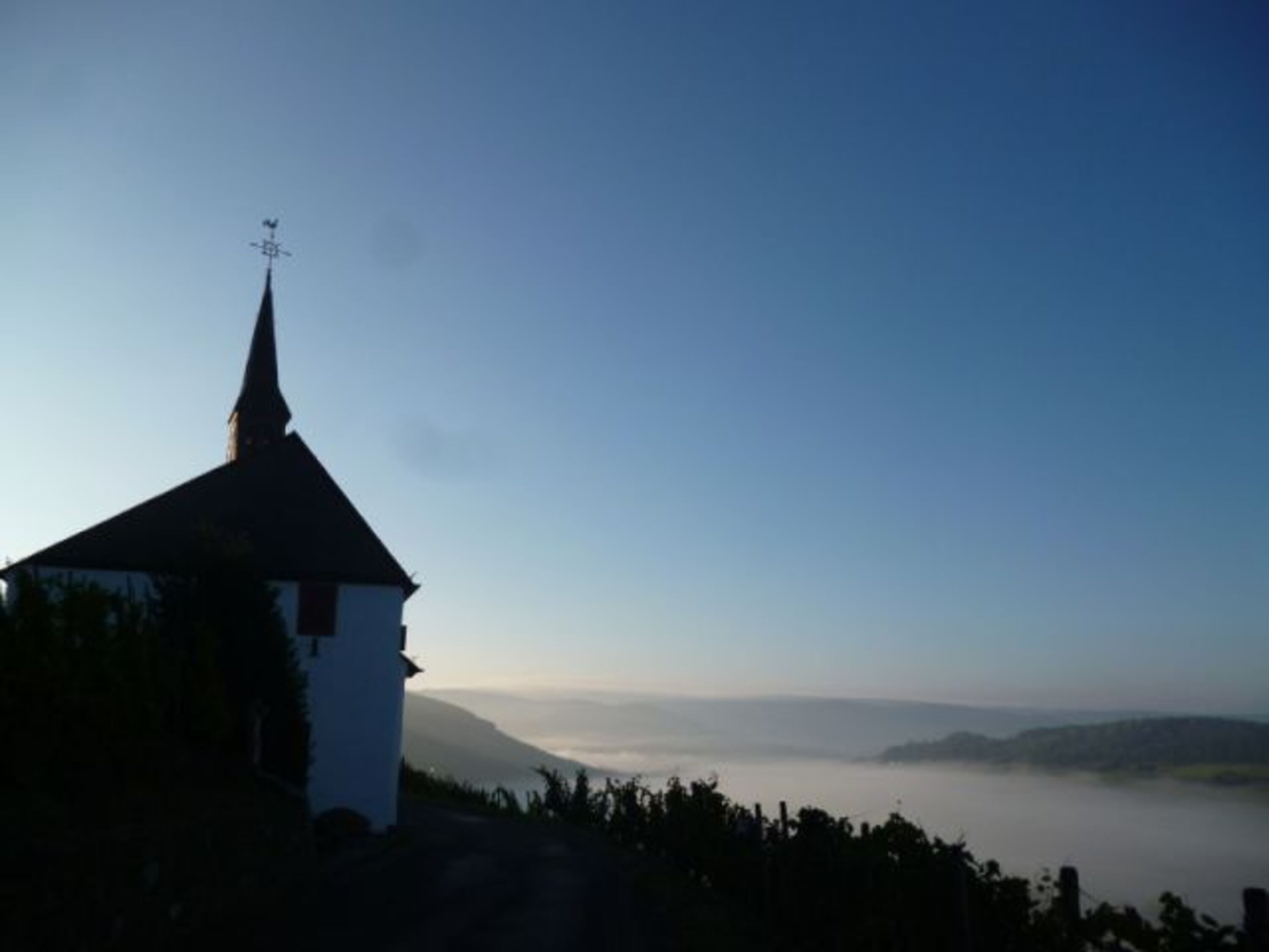 Blick von der Lieserer Paulskirche auf das vernebelte Lieser