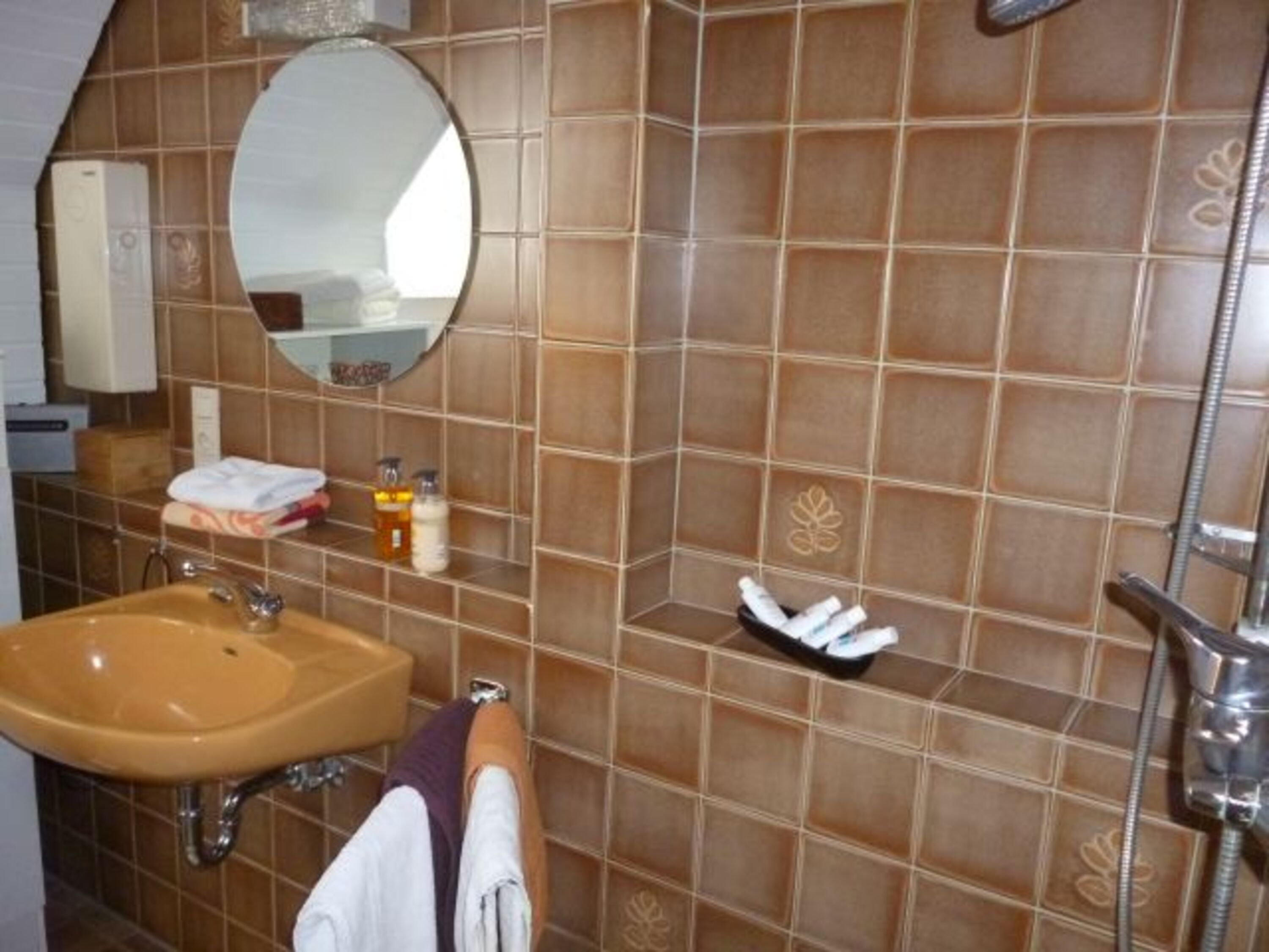 Geräumiges Bad mit Dusche und WC