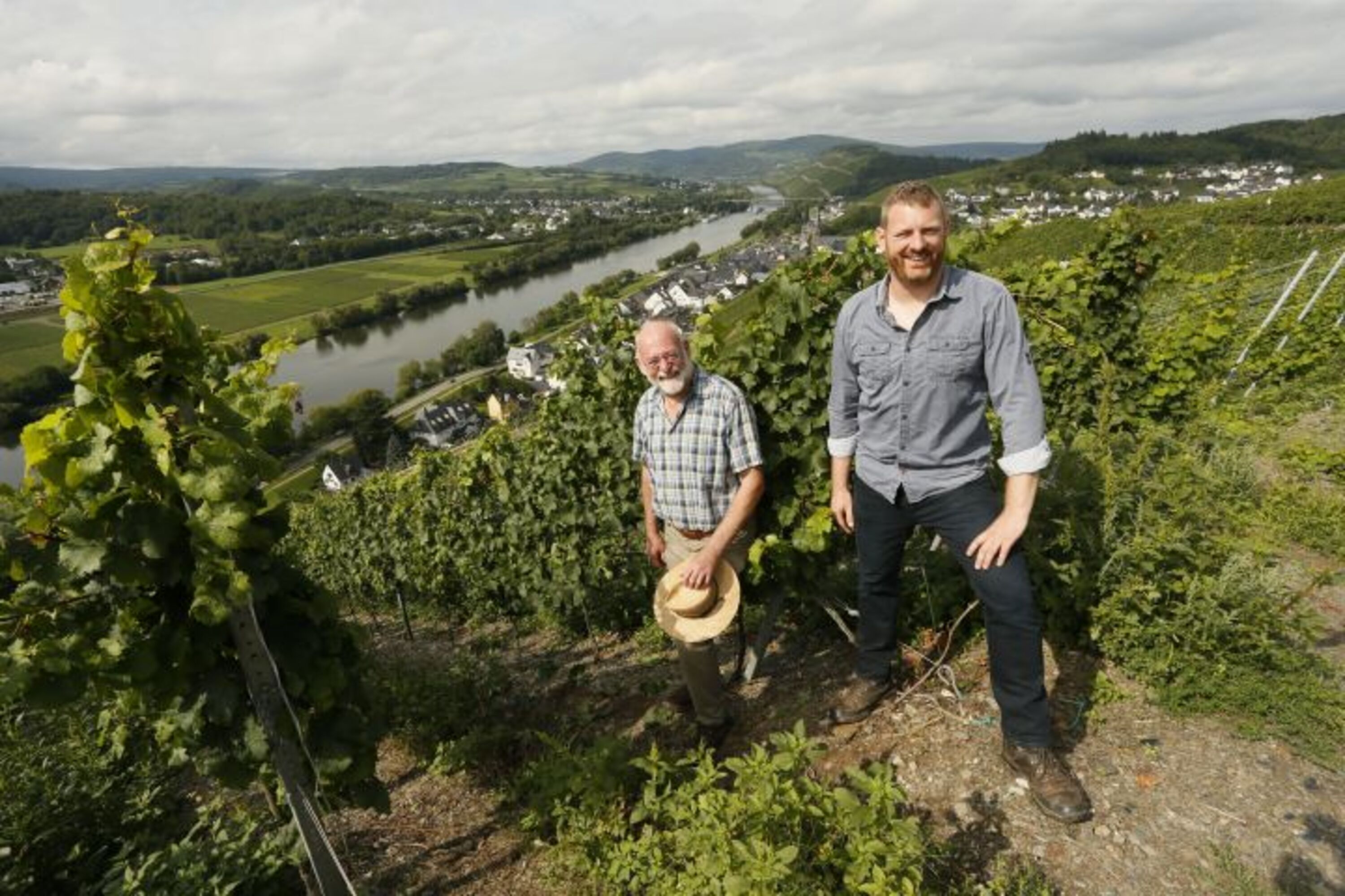 Sohn Axel Pauly mit Senior Rudolf grüßen aus dem Weinberg in Lieser