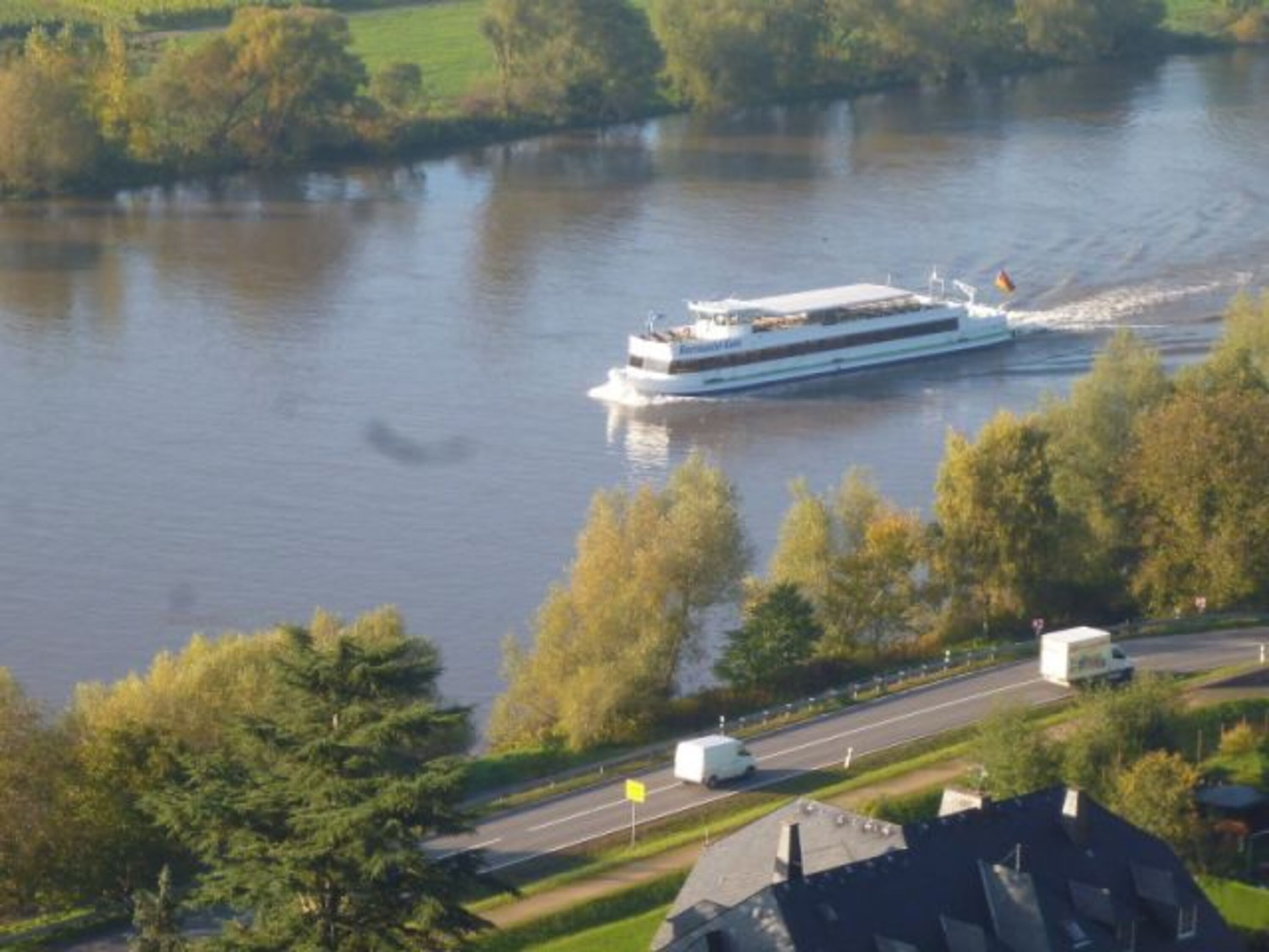 Ein Ausflug mit dem Schiff. Die Weinberge und Dörfer aus ener anderen Perspektine erleben.