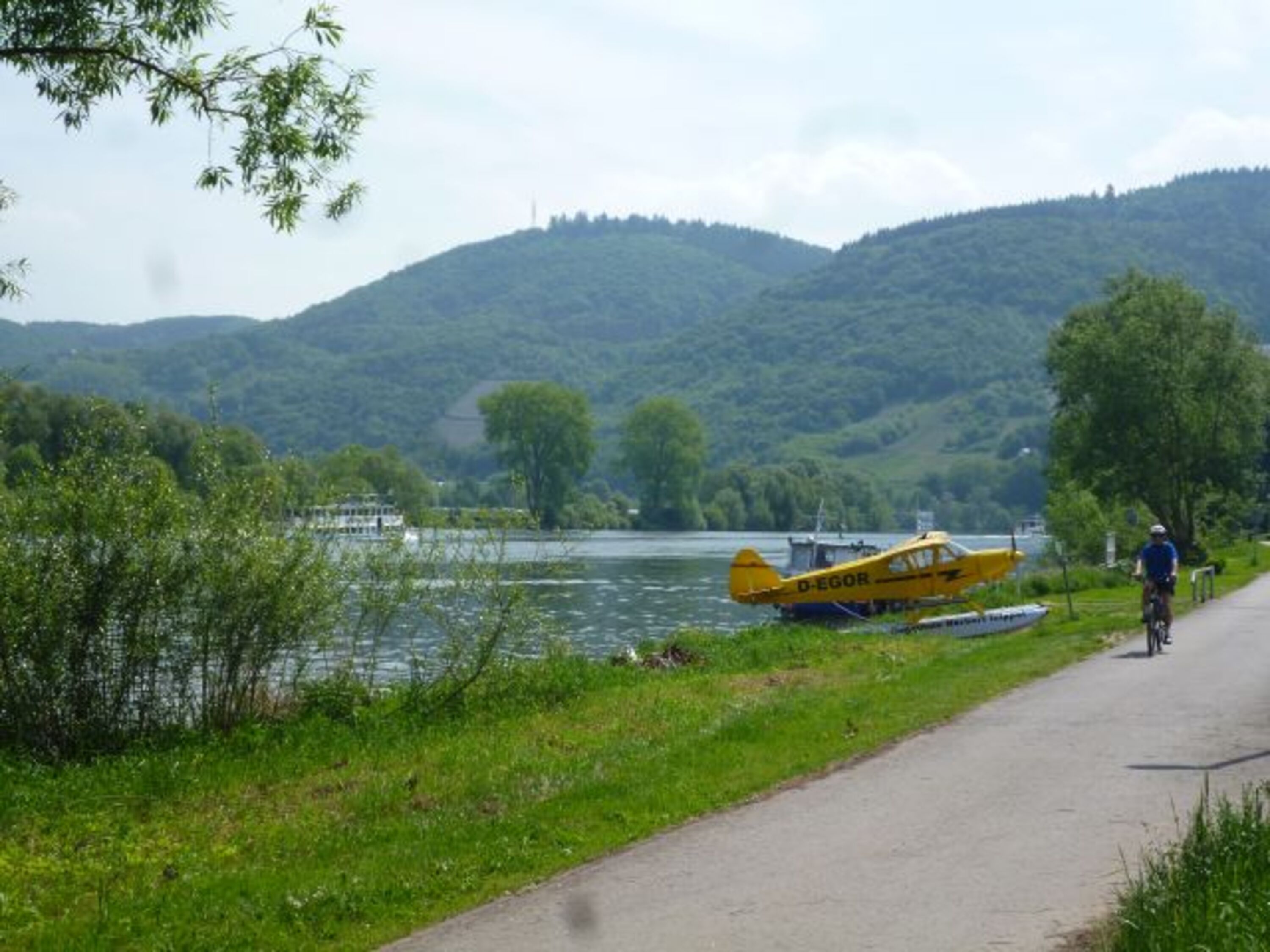 Richtung Bernkastel-Kues mit dem Rad, oder mit Wasserflugzeug dem Mosellauf folgen.