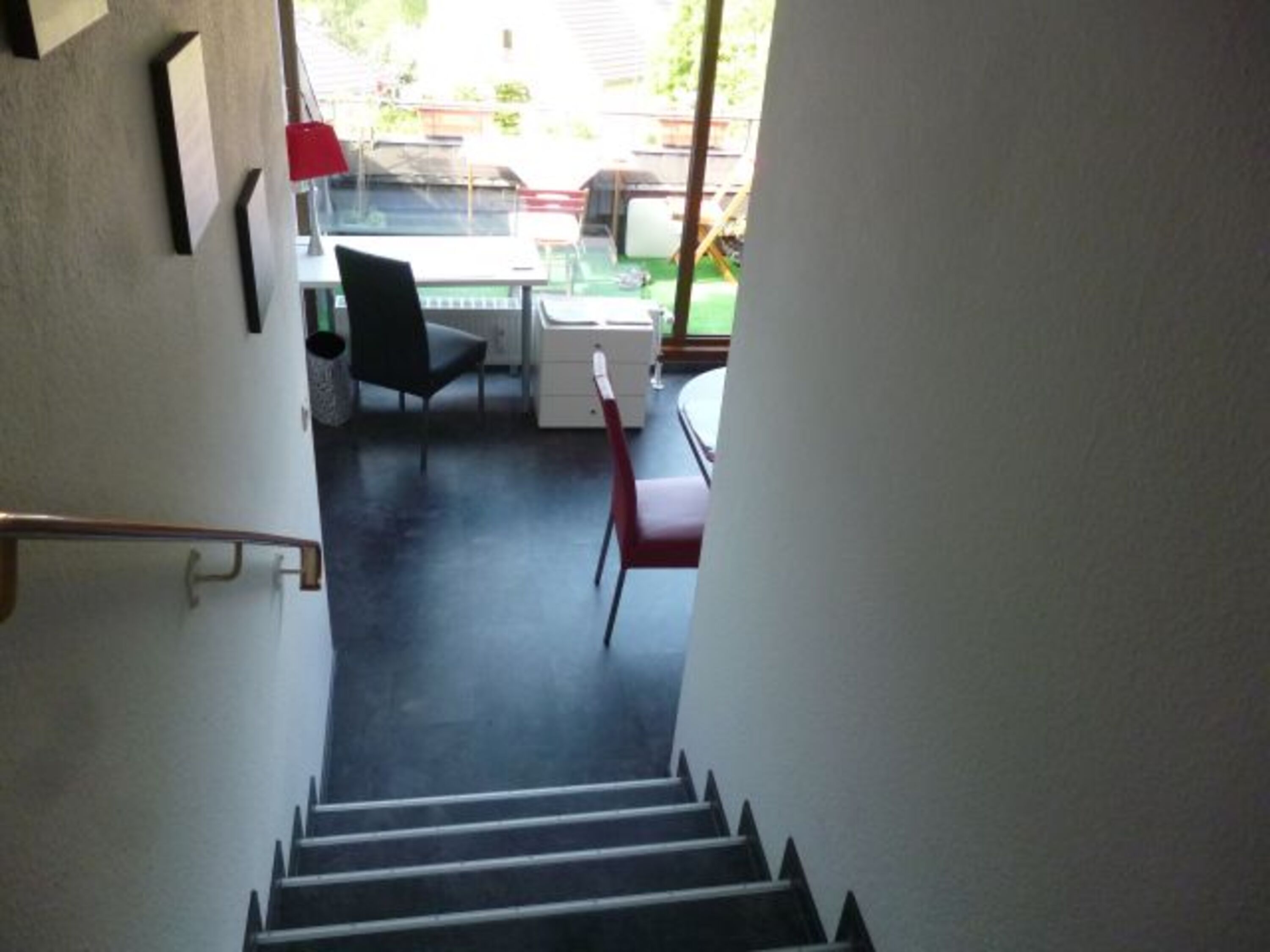 Von der Galerie per Treppe zum Wohnraum mit Küche und Dachterrasse